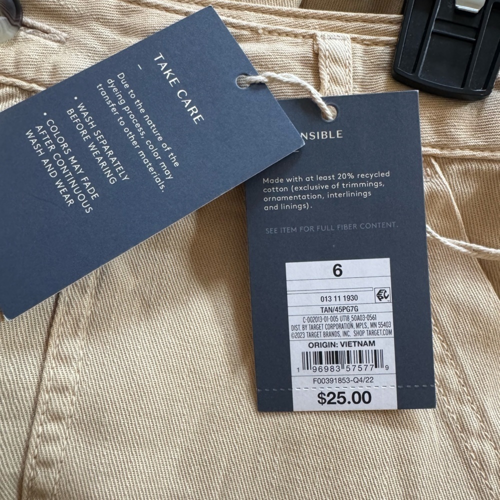 NWT! Women’s Universal Thread tan colored shorts size 6 - Picture 3 of 5